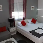 Benic With A Heated Pool Apartament