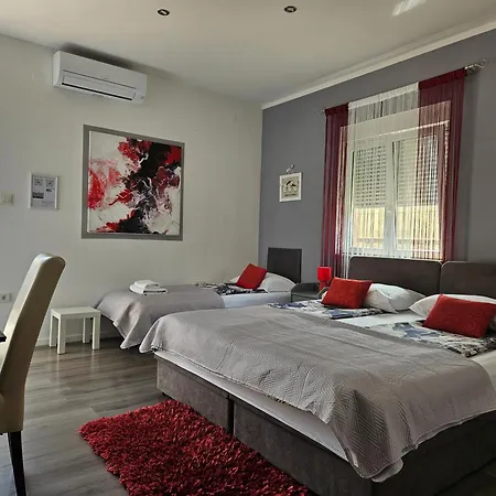 Apartament Benic With A Heated Pool
