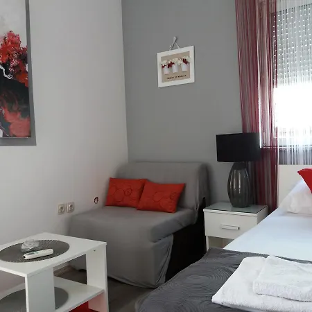 Benic With A Heated Pool Apartament
