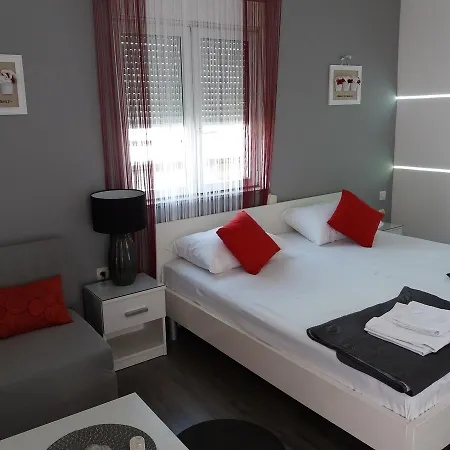 Benic With A Heated Pool Apartament