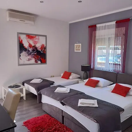 Benic With A Heated Pool Appartement *