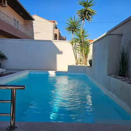 Benic With A Heated Pool * זאדאר