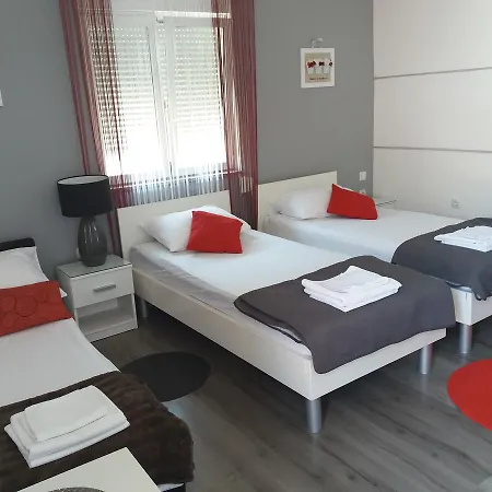 Benic With A Heated Pool דירה