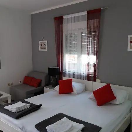 Benic With A Heated Pool Appartement *